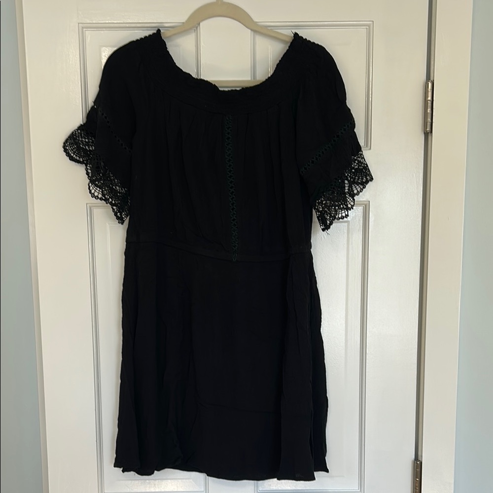 Xhilaration Off The Shoulder Dress Size XL
Flowy Lace Comfort Pull Over Black